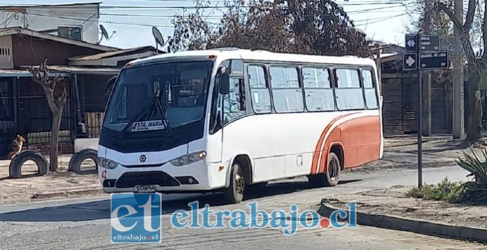 Molestia por disminución de recorridos de micros Vera Arcos en Santa María (Imagen referencial).