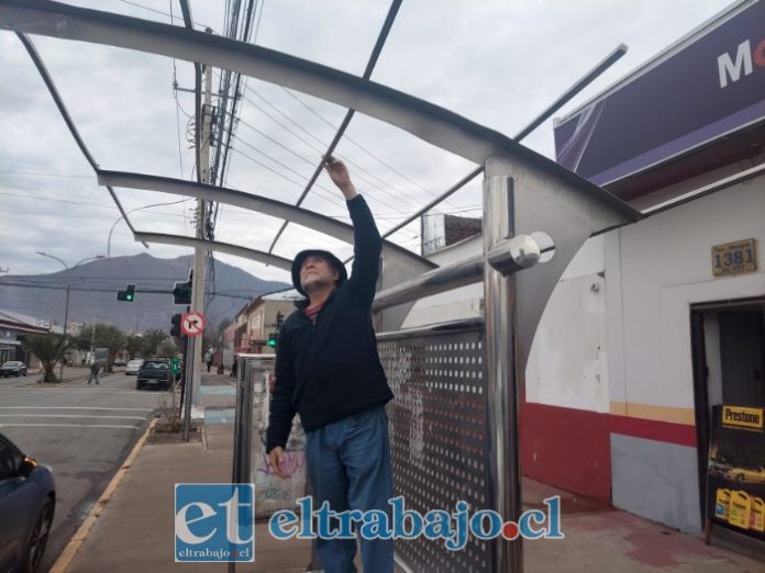 El concejal Covarrubias constatando la precaria situación en que se encuentra el paradero.