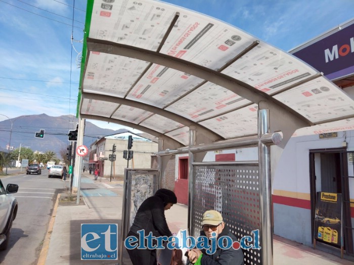 Reparado y en óptimas condiciones apareció este lunes el paradero.