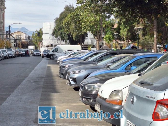 Concejal Basilio Muena rechazó propuesta de cobro de parquímetros mediante aplicación.