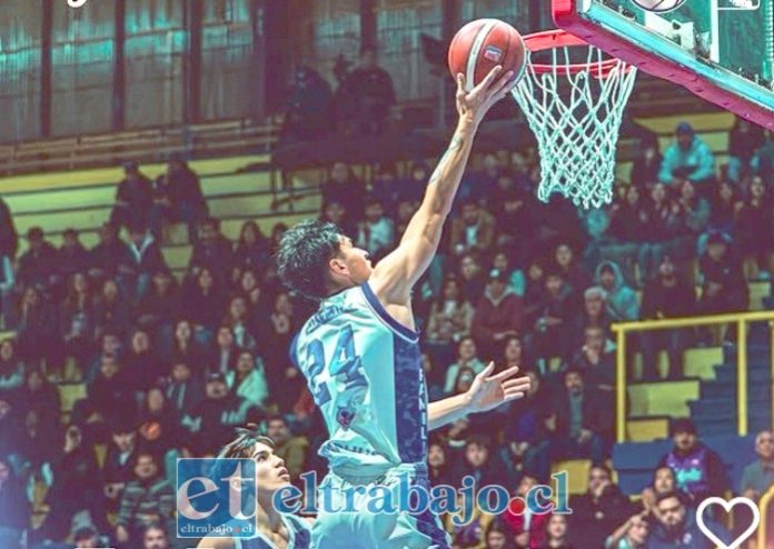 Un jugador The Sharks de La Serena anotando en el partido final del Play Out.