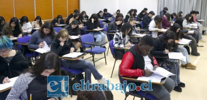 Alumnos rindiendo los exámenes.