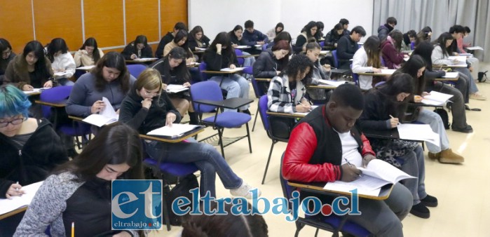 Alumnos rindiendo los exámenes.