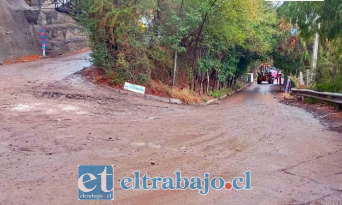 La roca no provocó mayores afectaciones al estado del camino.