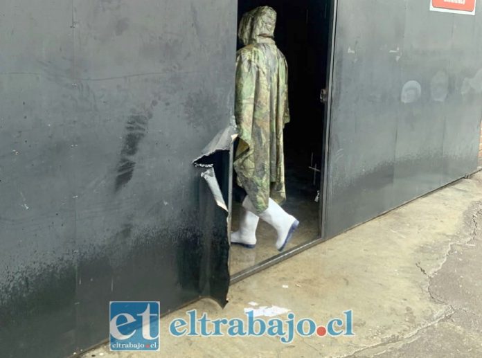 A través de un enorme forado en el portón, los delincuente ingresaron al recinto para sustraer el millonario botín.