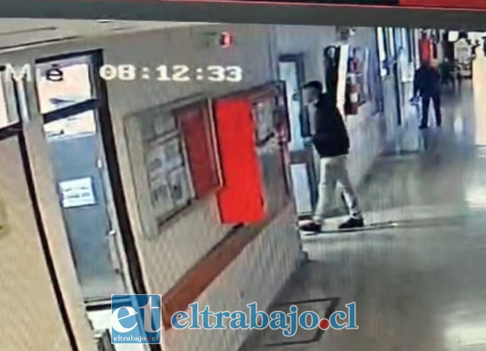 El delincuente observando una primera oficina.