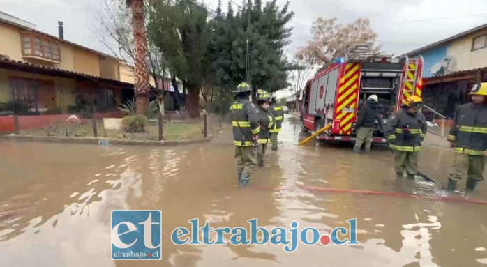 Con el apoyo de Bomberos se realizó la evacuación del agua en la Villa Curimón.