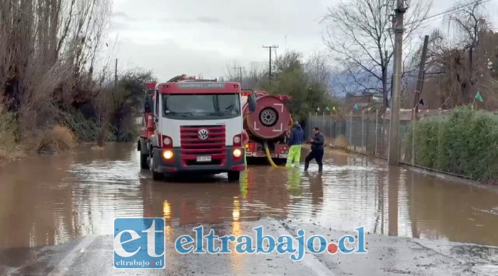 Limpiafosas también ayudaron en la emergencia.