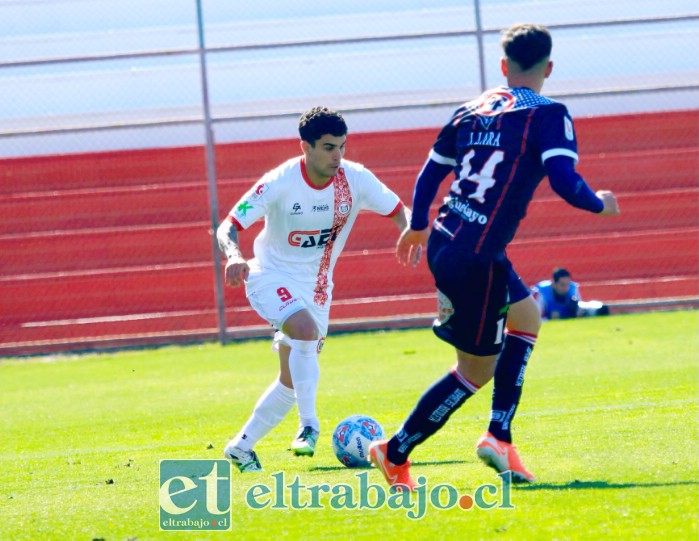 El extremo Benjamín Aravena intentando sobrepasar a un defensor visitante (Foto Jaime Gómez Corales).
