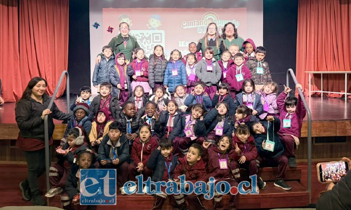 Niños y niñas disfrutaron y participaron activamente del concierto educativo de Cantando Aprendo a Hablar en el Teatro Municipal de San Felipe.