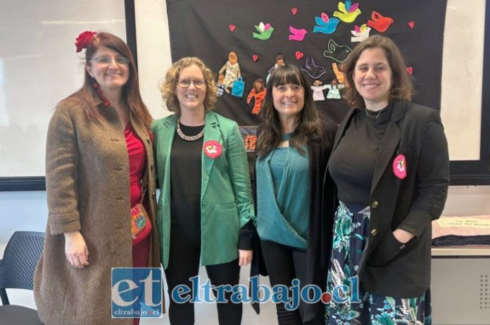 Teresa Alarcón (al centro) junto a las autoras de ‘La mejor casa del mundo’, Megan Ryburn y Maite Morales, y a Erika Silva, expositora visual y exalumna de la Escuela José de San Martín.