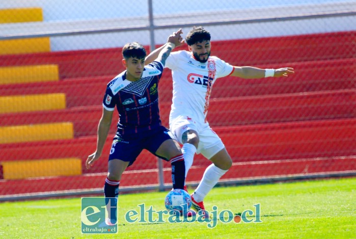 Jaime García cortando un balón en la zona media del campo de juego (Foto Jaime Gómez Corales).