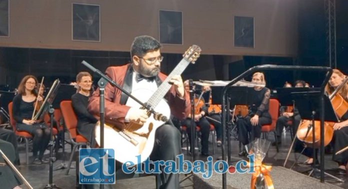 Gonzalo Arias durante su presentación junto a la Sinfónica de Brisbane, donde interpretó el ‘Concierto de Aranjuez’ y cuatro emblemáticas piezas de la música chilena.