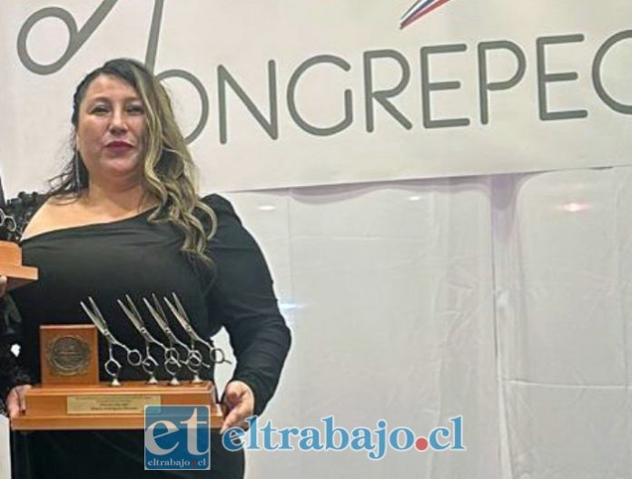 Jessica Rodríguez posa junto a sus cuatro Tijeras de Oro, máxima distinción recibida por su trayectoria profesional y otorgada por Congrepech.
