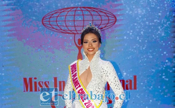 Amanda Salas, representante de Los Andes, luce la corona de Miss Planet Chile 2026, título que le permitirá representar al país en el certamen internacional.