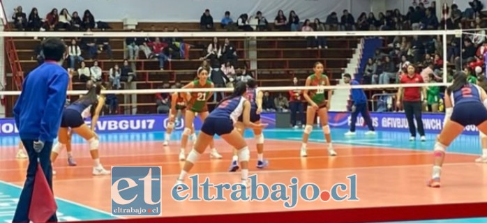 Familias disfrutan del evento deportivo.