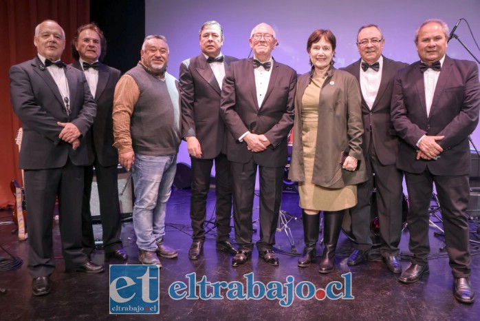El grupo con autoridades municipales, encabezadas por la alcaldesa Carmen Castillo Taucher y el concejal Guillermo Lillo (Imagen: municipio de San Felipe).