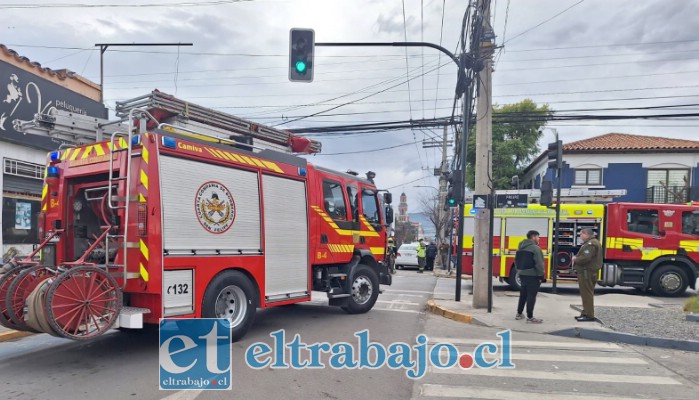 Equipos de emergencia trabajaron en la emergencia en pleno centro de la ciudad. 