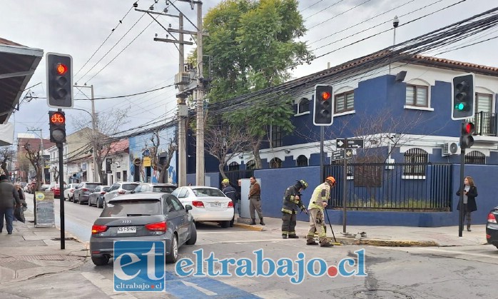 Bomberos realizó labores de limpieza en el lugar.