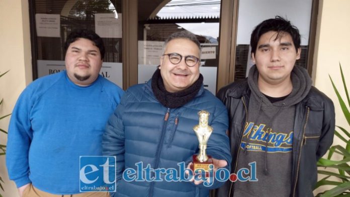 Parte del equipo organizador. De izquierda a derecha: Vairon Álvarez (árbitro), Guillermo Quijanes (profesor de Ajedrez) y Álvaro López (árbitro).
