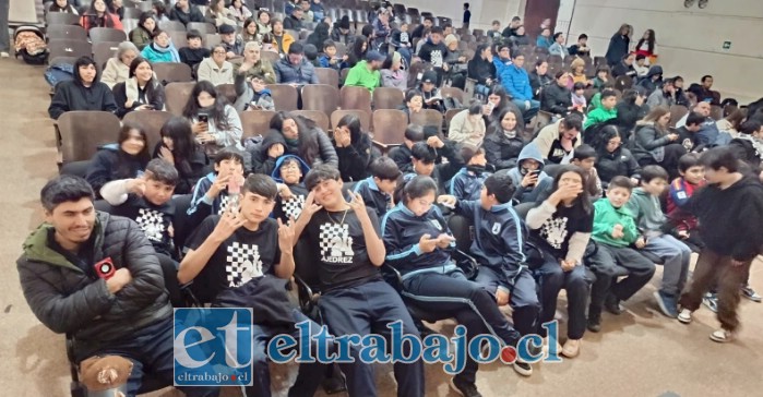 Teatro casi repleto para la premiación.