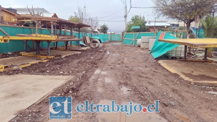Las labores y excavaciones han generado dificultades para la circulación de vehículos y peatones en distintos puntos del sector, especialmente durante los periodos de lluvia.
