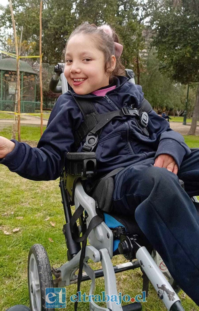 Paola sonriente espera la ayuda de la comunidad. 