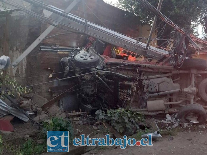 El poste y la camioneta tras el accidente.