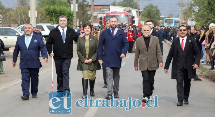 Concejo Municipal inició el desfile en el sector de 21 de Mayo.