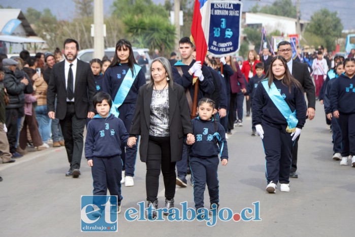 Estudiantes de la localidad desfilaron por este nuevo aniversario.