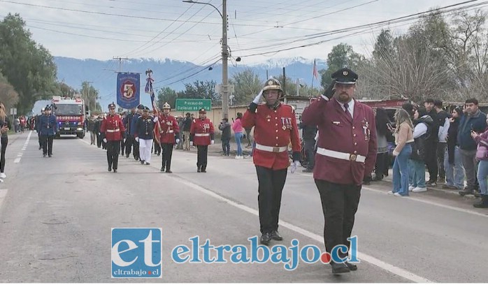 Los Bomberos marchando en Curimón. 