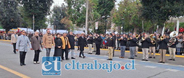 El Concejo Municipal y los Consejeros Regionales desfilaron.