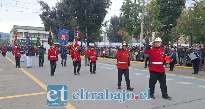El Cuerpo de Bomberos de San Felipe se presentó en el desfile.