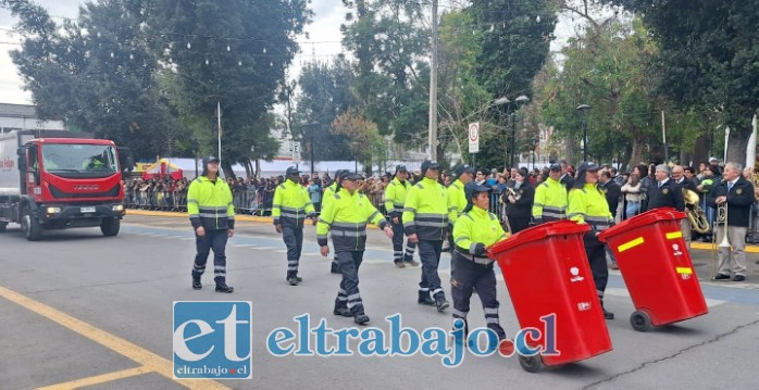 Los trabajadores del aseo fueron de lo más aplaudido.