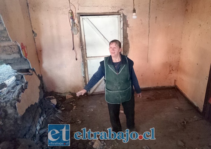 Leticia nos mostró lo que fue su pieza, así quedó después de la lluvia. Para arreglarla está pidiendo ayuda a la comunidad.