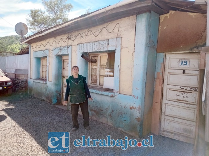 Leticia en el frontis de casa ubicada en sector Algarrobal, Calle Principal Nº 19, San Felipe. 