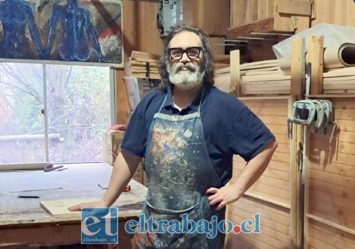 Leonardo Echeverría Riquelme, dueño y artesano de Escudos Tanselle, en su taller.