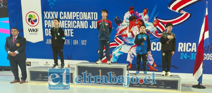 El joven karateca aconcagüino celebrando la obtención de la medalla de oro, tras una destacada participación frente a representantes de distintos países del continente.