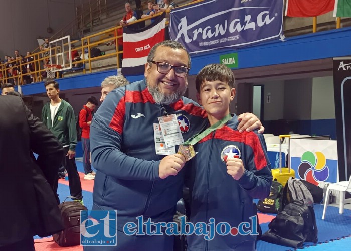 Amaro Castro junto a su sensei, Juan Oyaneder Reyes.