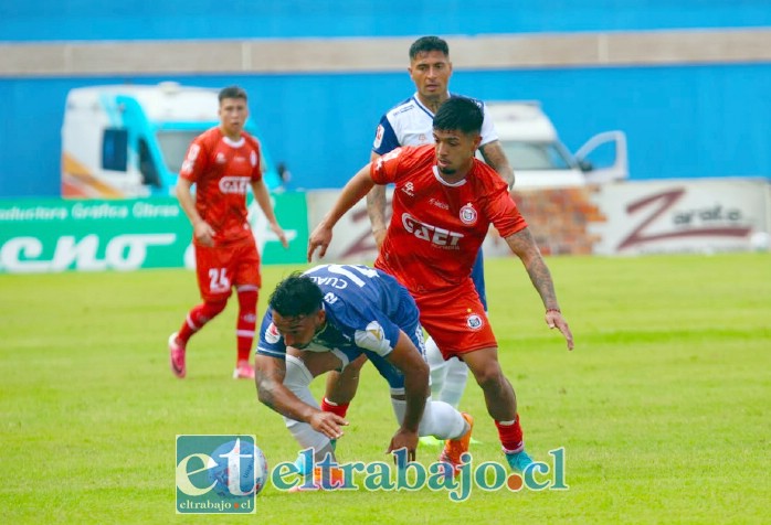 El volante Axel León interrumpe una arremetida puma (Foto: Gentileza Miguel Zamora, Comunicaciones CDA).