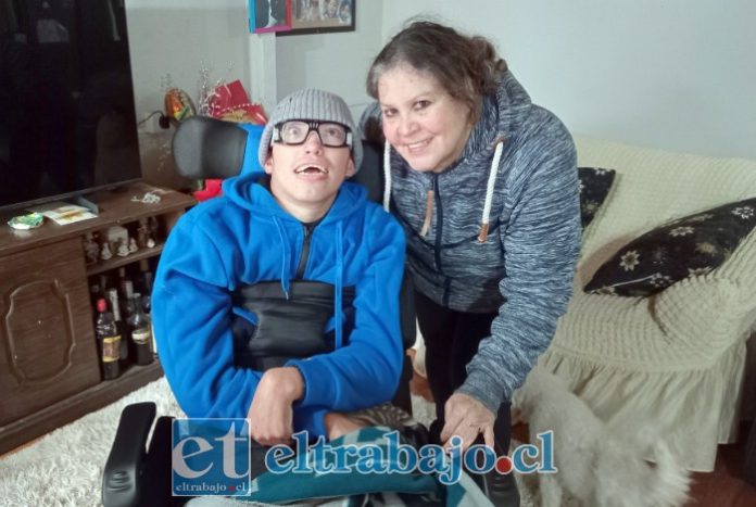 Clara Araya Cornejo junto a su hijo Darío, en su nueva silla de ruedas.