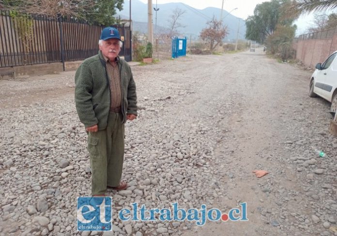 Luis Monje en la calle que se encuentra en mal estado.