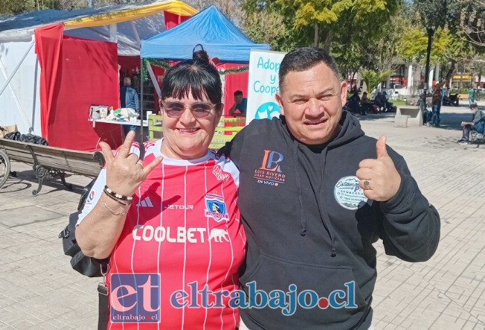 María Elena Pérez Hernández junto Luis Rivero, quien la ha ayudado constantemente con verduras y también consiguiéndole una silla de ruedas para ella.