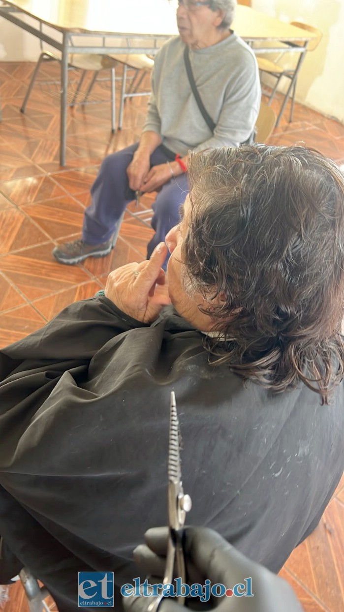 Jhon Villalba, junto a Willie Ricardo Villalba y Edwin Toro, realizan operativos gratuitos de barbería para personas con discapacidad y adultos mayores de San Felipe.
