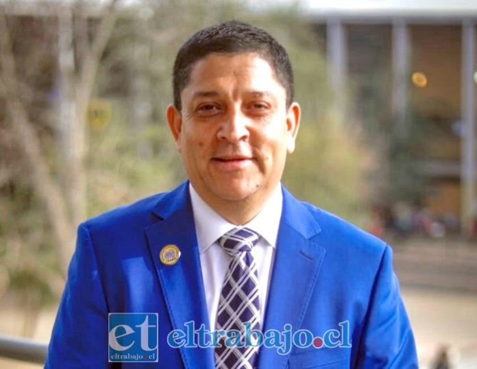 Franco Núñez, profesor y director de origen andino, quien actualmente encabeza el Liceo Bicentenario Rural Cerro Castillo de Aysén e integra el Consejo Nacional de Directores por Chile.