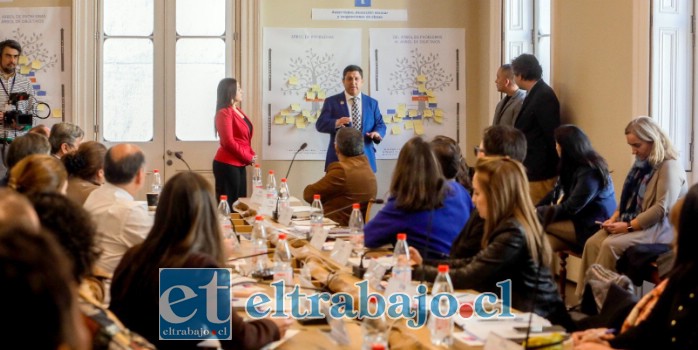 Franco Núñez durante una de las reuniones del nuevo Consejo Nacional de Directores por Chile, instancia que busca incorporar la experiencia de los equipos directivos a las decisiones nacionales en materia de educación.