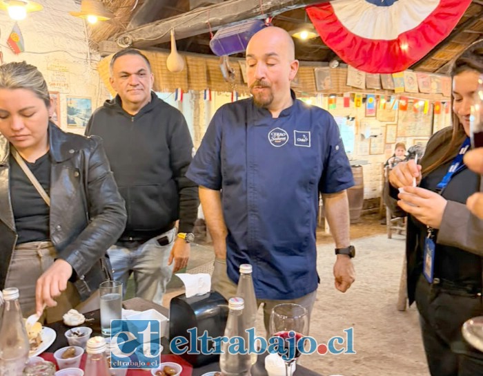 El representante de Cerro de Sabores, José Tapia, junto Ricardo Carlos Figueroa Cerda, en la degustación.