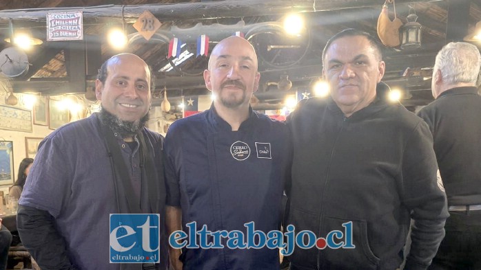 De izquierda a derecha Christian Alba, embajador gastronómico; José Tapia, gestor de Cerro de Sabores’; y Ricardo Carlos Figueroa Cerda, gerente general de Restaurante La Ruca.