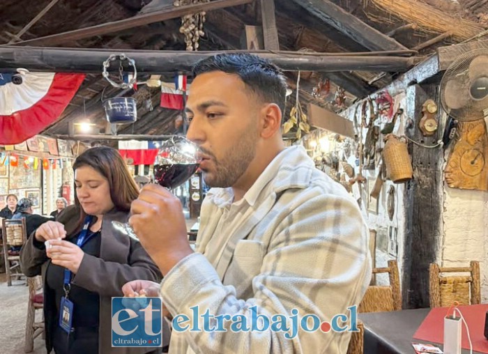 Uno de los invitados disfrutando una copa de vino.