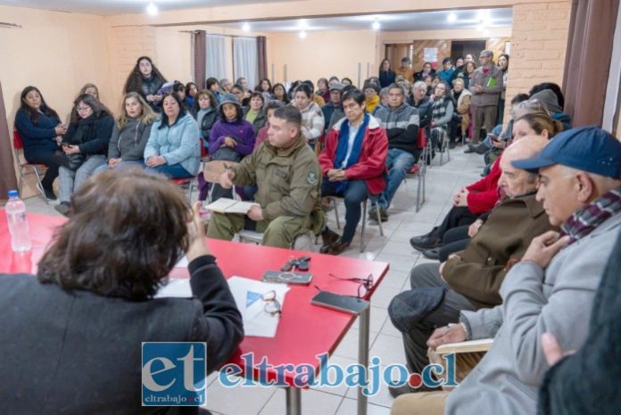 Vecinos reunidos por falta de locomoción. Al costado derecho, se aprecia al concejal Danilo Arancibia (Imagen: Municipio de Santa María).